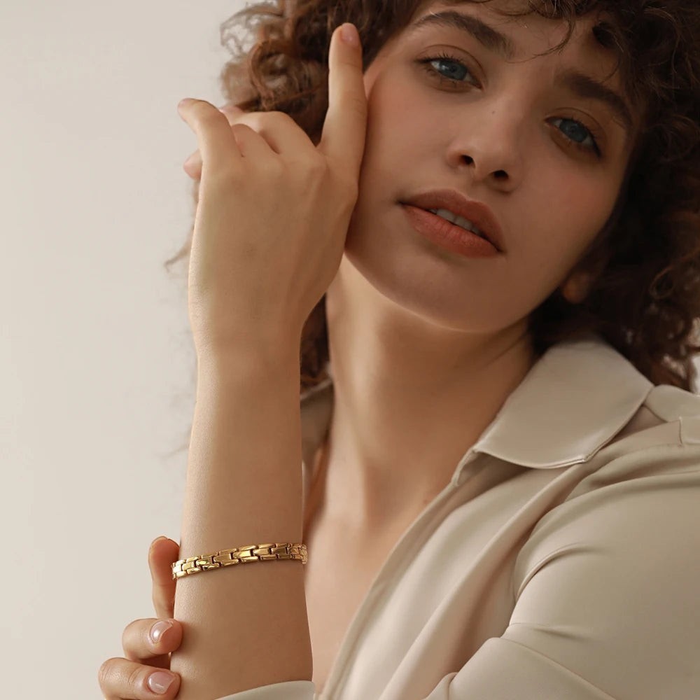 PRO RAY KAELIS geometric link chain bracelet in gold, adjustable length, 8mm width, minimalist design.