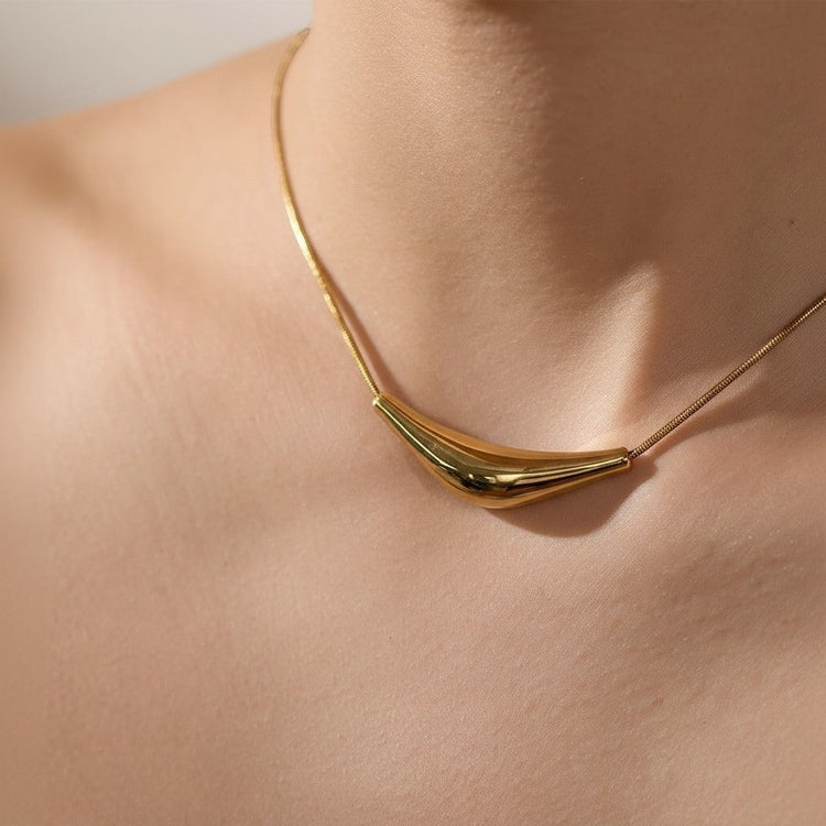 PRO RAY New In collection - VIRA necklace on model