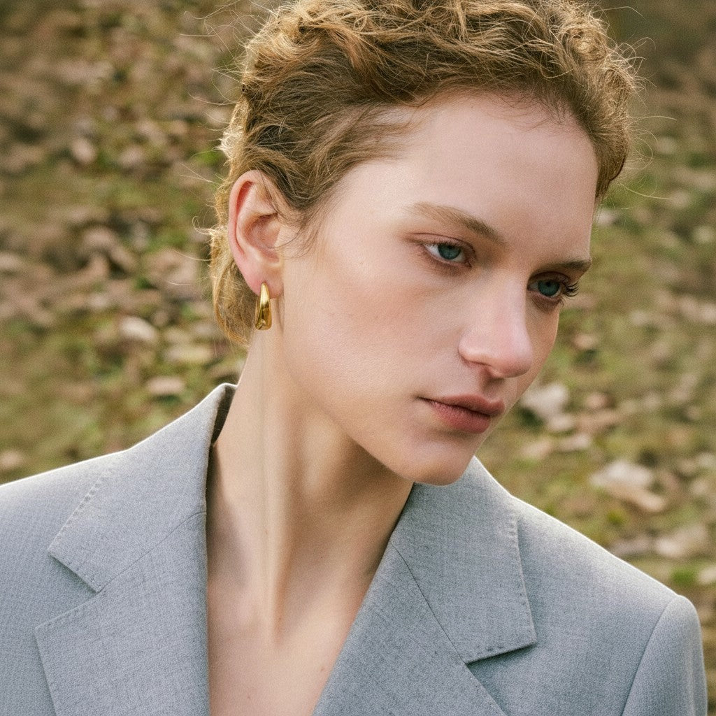 PRO RAY ARIA Hoops: polished gold sculptural hoop earrings, 23mm diameter, designed for everyday wear.