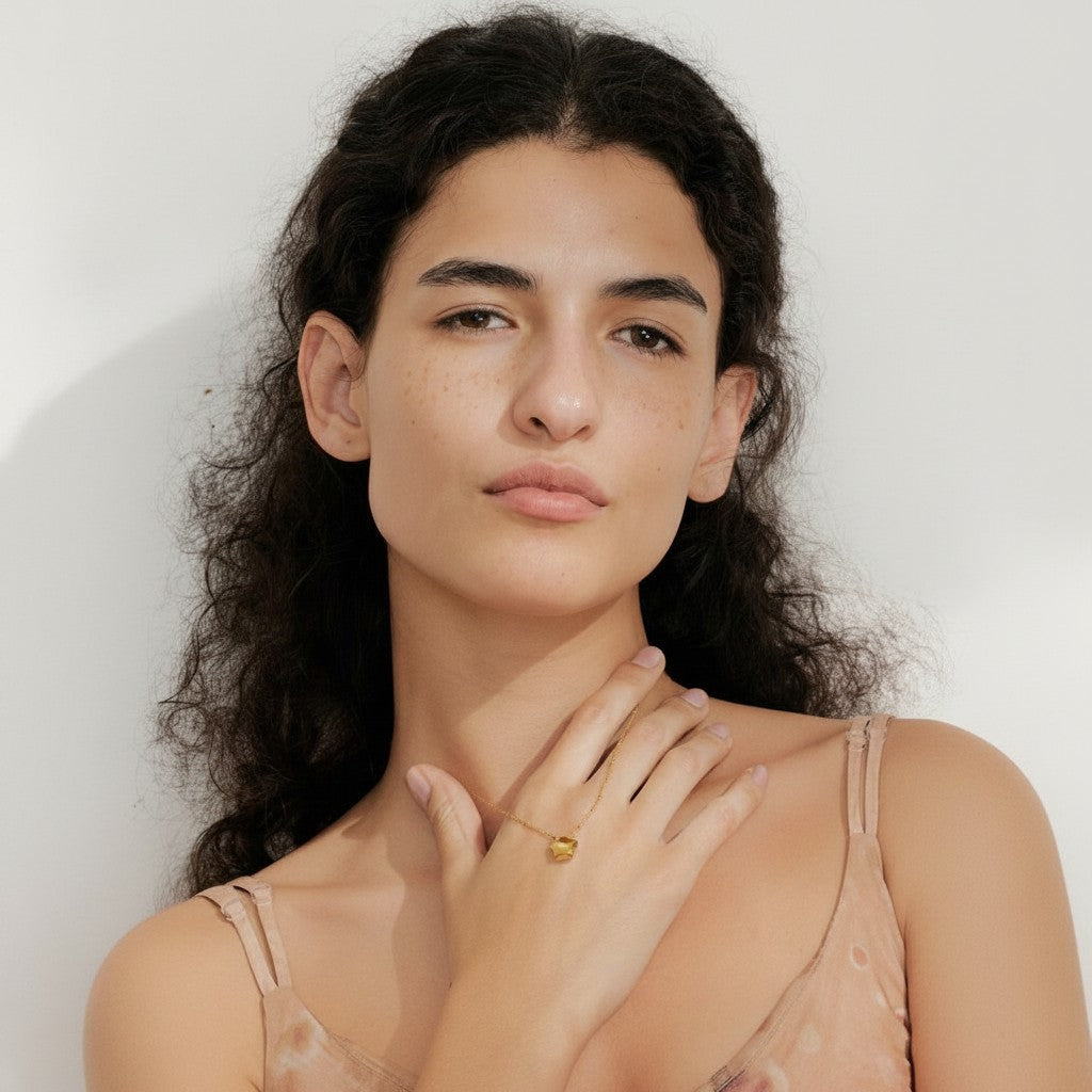 PRO RAY AVAYA delicate gold star pendant necklace on a 42cm chain, worn by a model.