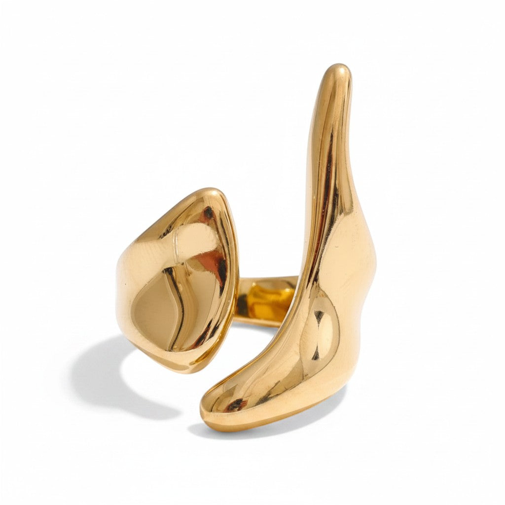 PRO RAY ELISIA ring with asymmetrical curved lines and a fluid modern silhouette in polished gold.